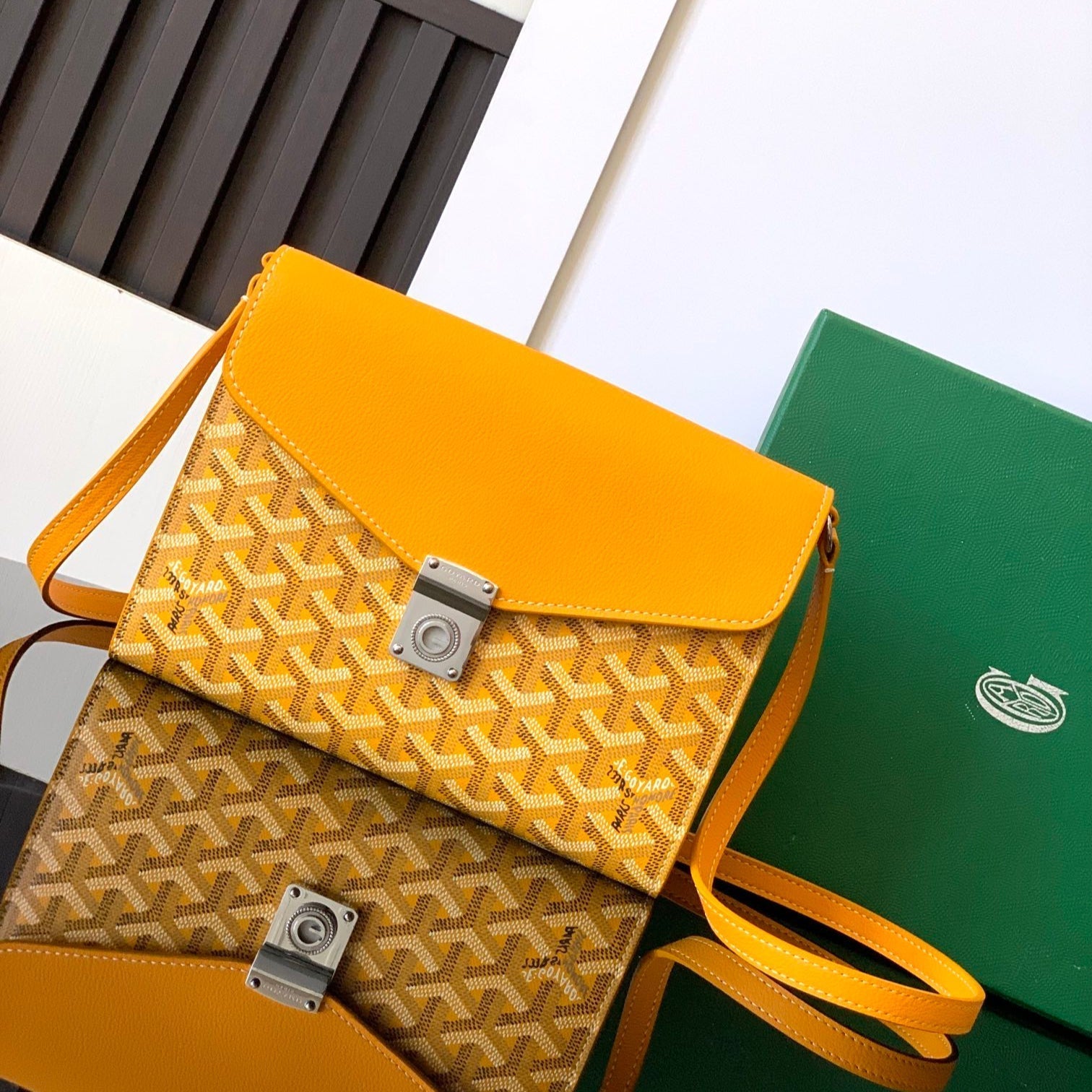 PORTEFEUILLE-POCHETTE CHYPRE 21 EN TOILE GOYARDINE JAUNE ET CUIR DE VEAU