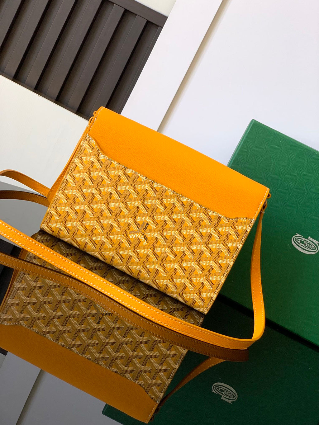 PORTEFEUILLE-POCHETTE CHYPRE 21 EN TOILE GOYARDINE JAUNE ET CUIR DE VEAU