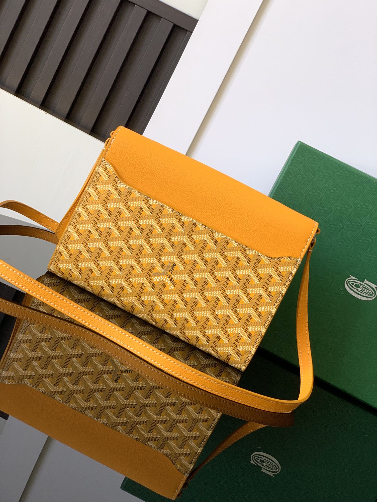 PORTEFEUILLE-POCHETTE CHYPRE 21 EN TOILE GOYARDINE JAUNE ET CUIR DE VEAU