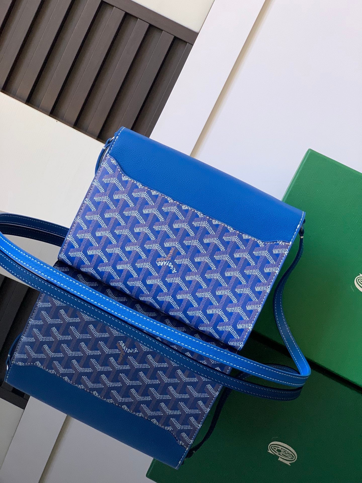 PORTEFEUILLE-POCHETTE CHYPRE 21 EN TOILE GOYARDINE BLEU SAPHIR ET CUIR DE VEAU