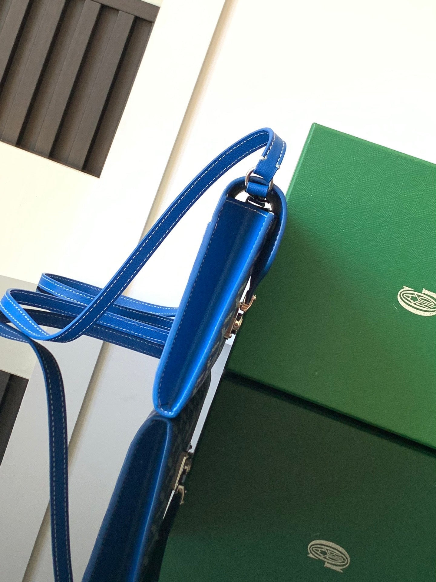 PORTEFEUILLE-POCHETTE CHYPRE 21 EN TOILE GOYARDINE BLEU SAPHIR ET CUIR DE VEAU