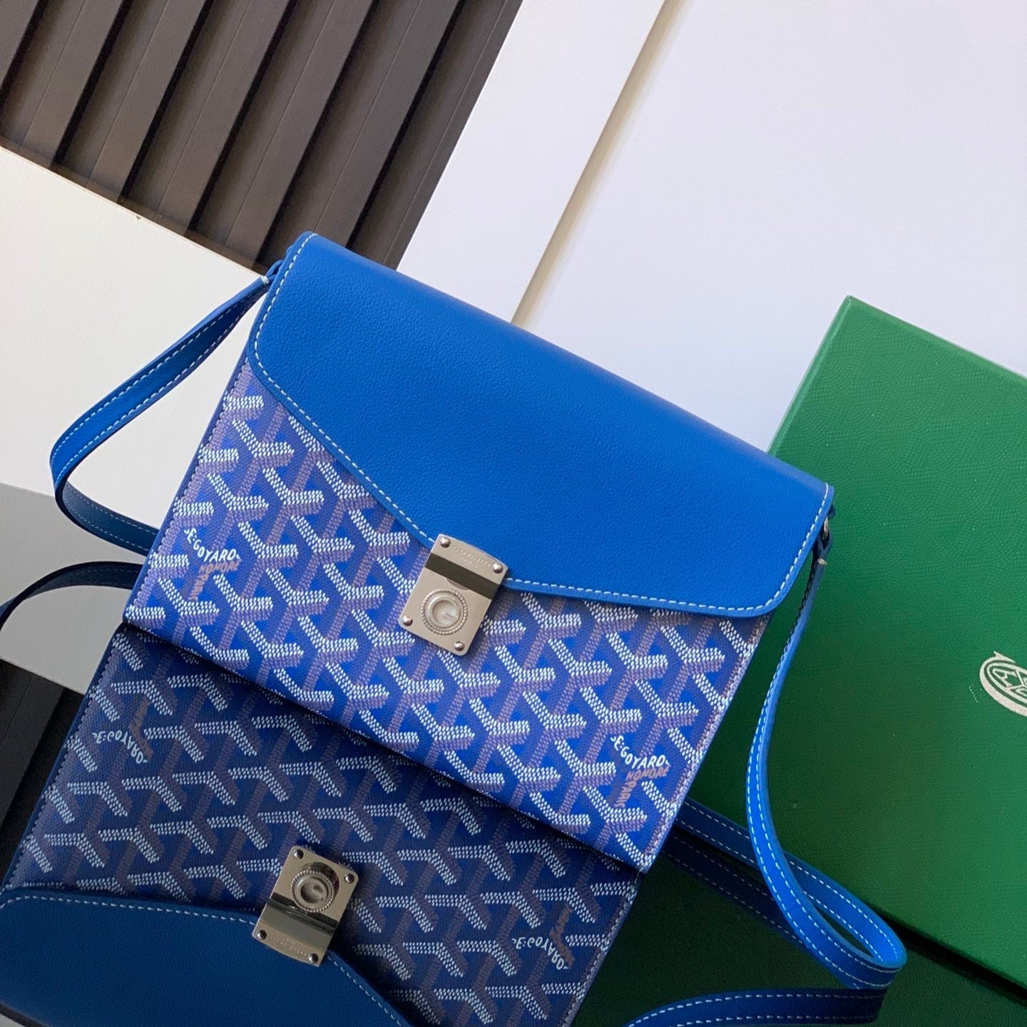 PORTEFEUILLE-POCHETTE CHYPRE 21 EN TOILE GOYARDINE BLEU SAPHIR ET CUIR DE VEAU