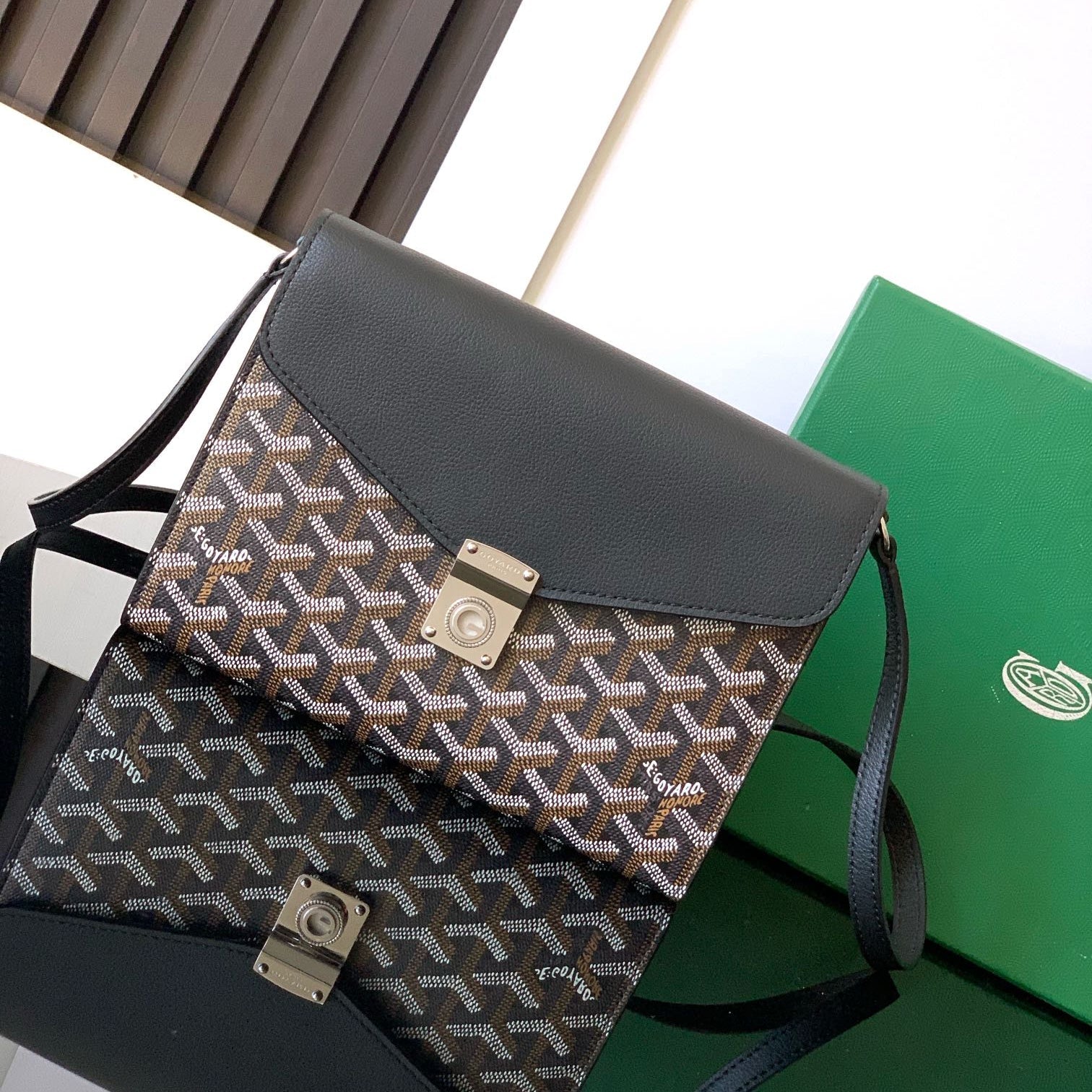 PORTEFEUILLE-POCHETTE CHYPRE 21 EN TOILE GOYARDINE NOIRE ET CUIR DE VEAU