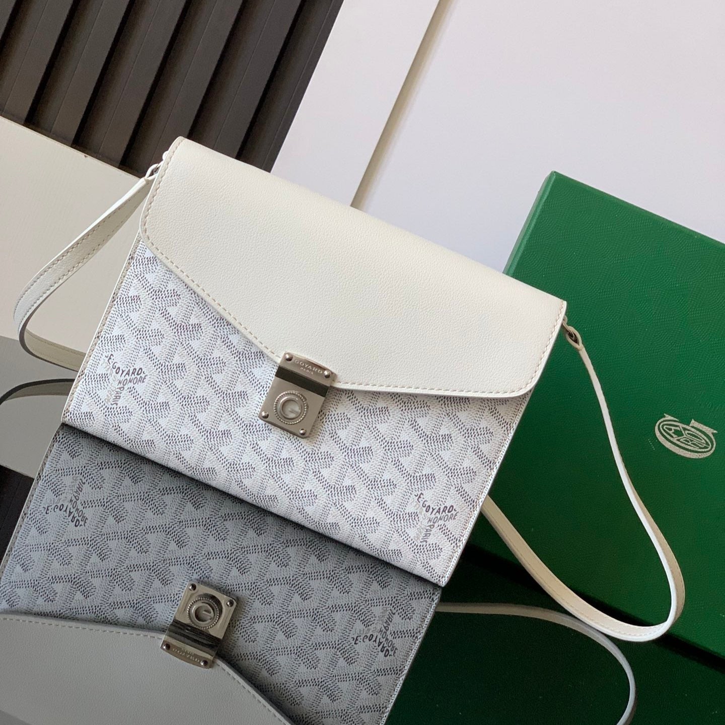 PORTEFEUILLE-POCHETTE CHYPRE 21 EN TOILE GOYARDINE BLANCHE ET CUIR DE VEAU