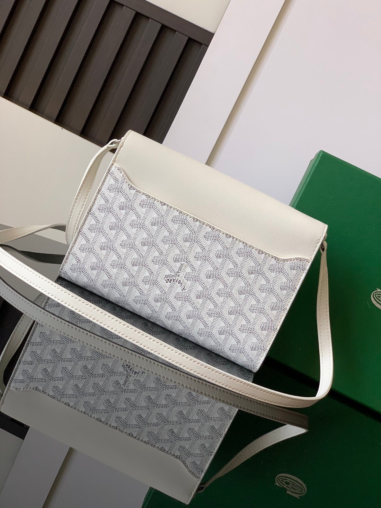 PORTEFEUILLE-POCHETTE CHYPRE 21 EN TOILE GOYARDINE BLANCHE ET CUIR DE VEAU