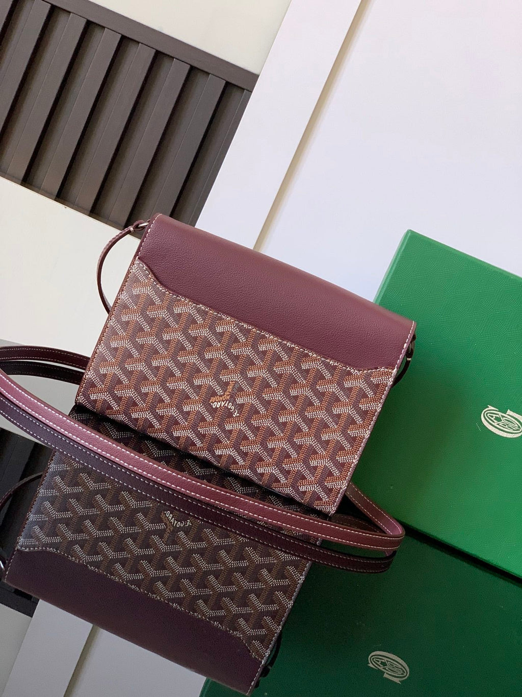 PORTEFEUILLE-POCHETTE CHYPRE 21 EN TOILE GOYARDINE ET CUIR DE VEAU ROUGE VIN