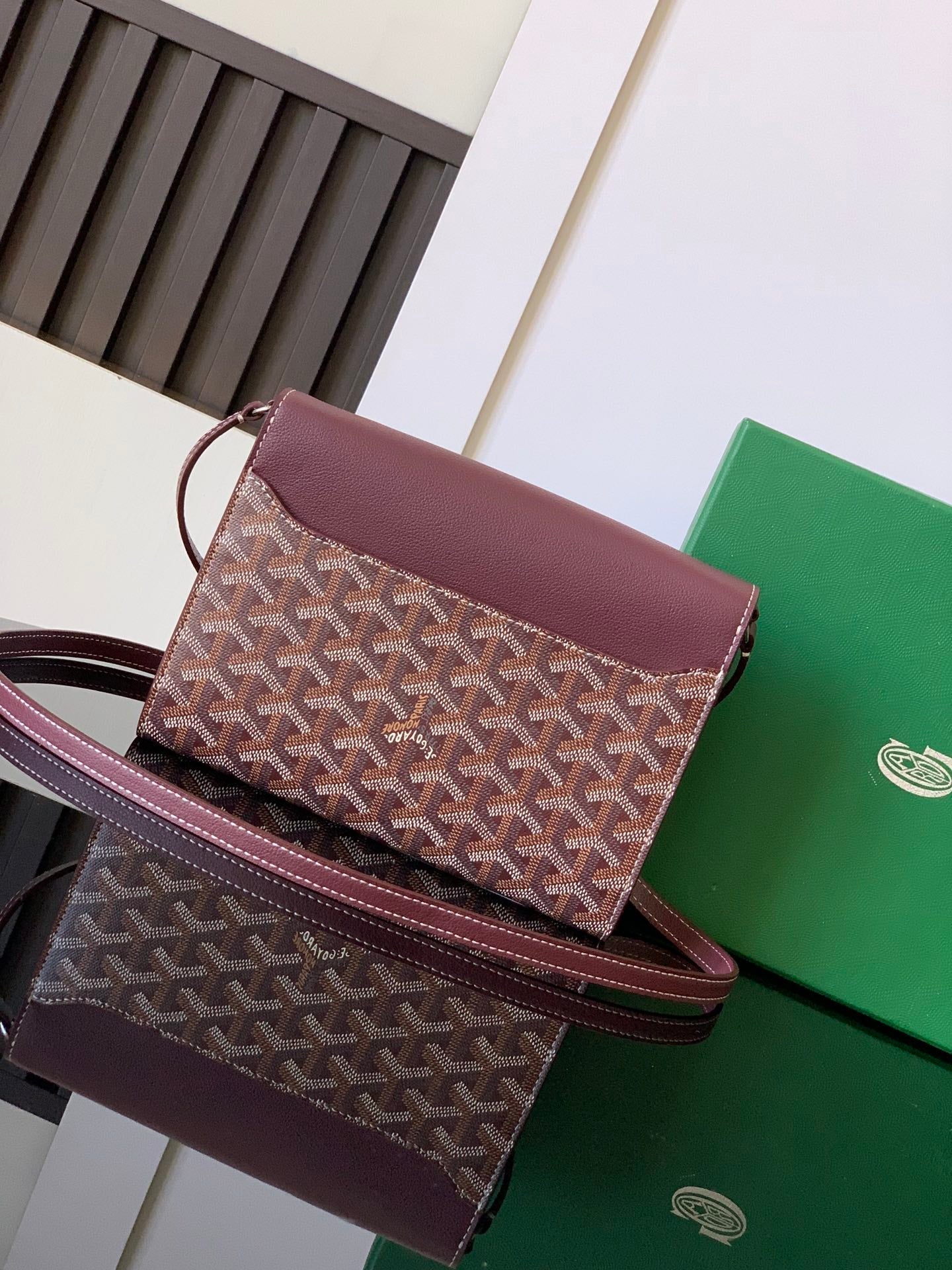 PORTEFEUILLE-POCHETTE CHYPRE 21 EN TOILE GOYARDINE ET CUIR DE VEAU ROUGE VIN