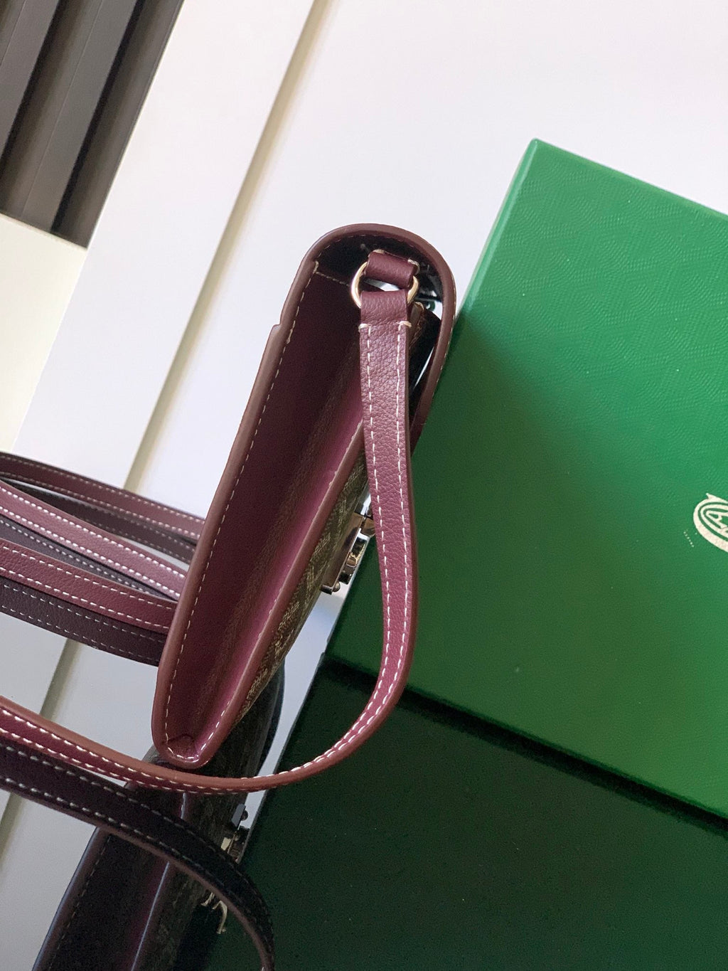 PORTEFEUILLE-POCHETTE CHYPRE 21 EN TOILE GOYARDINE ET CUIR DE VEAU ROUGE VIN