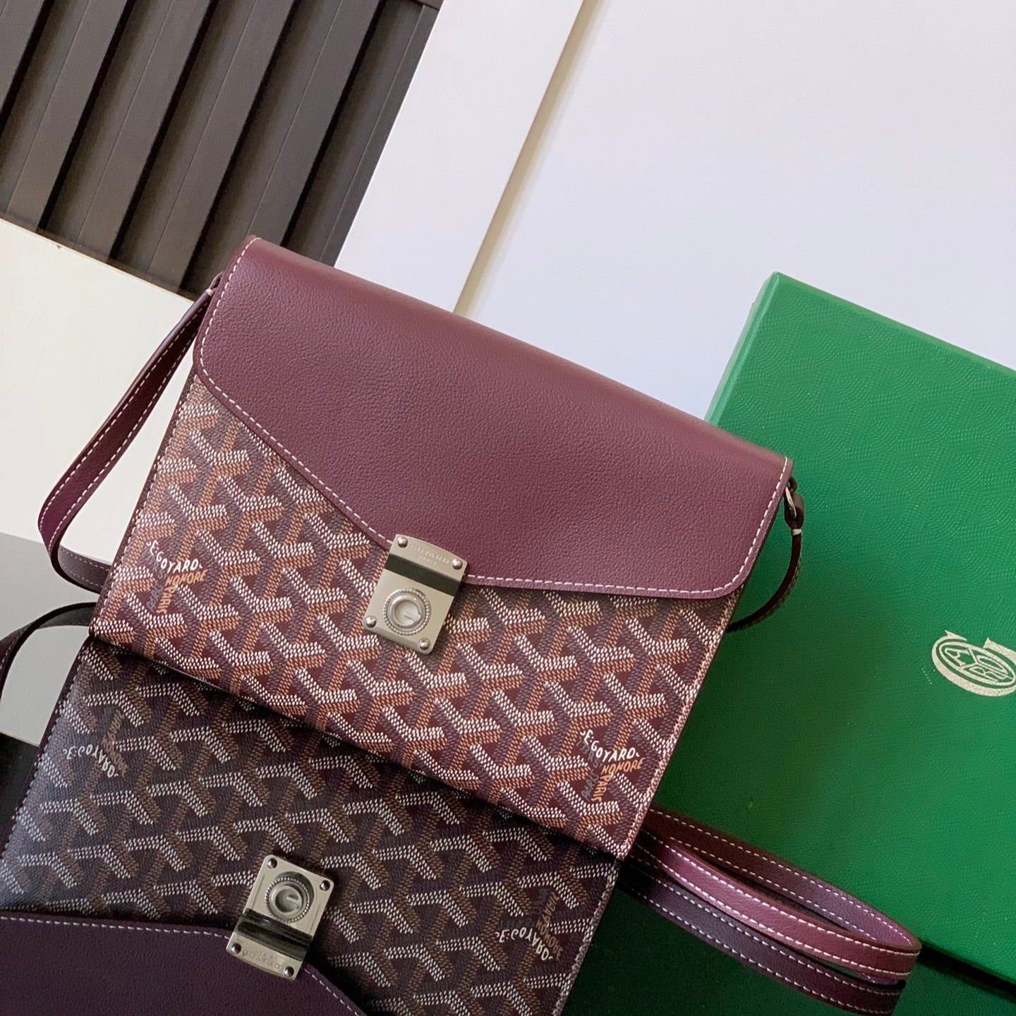 PORTEFEUILLE-POCHETTE CHYPRE 21 EN TOILE GOYARDINE ET CUIR DE VEAU ROUGE VIN