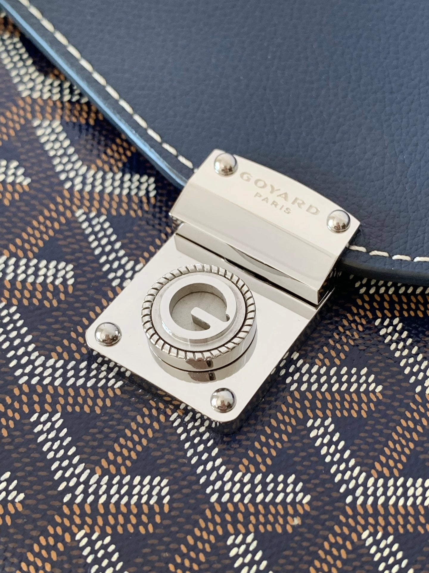 PORTEFEUILLE-POCHETTE CHYPRE 21 EN TOILE GOYARDINE BLEU MARINE ET CUIR DE VEAU