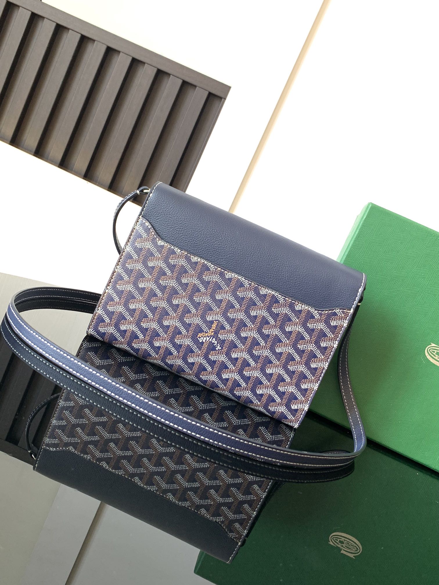 PORTEFEUILLE-POCHETTE CHYPRE 21 EN TOILE GOYARDINE BLEU MARINE ET CUIR DE VEAU