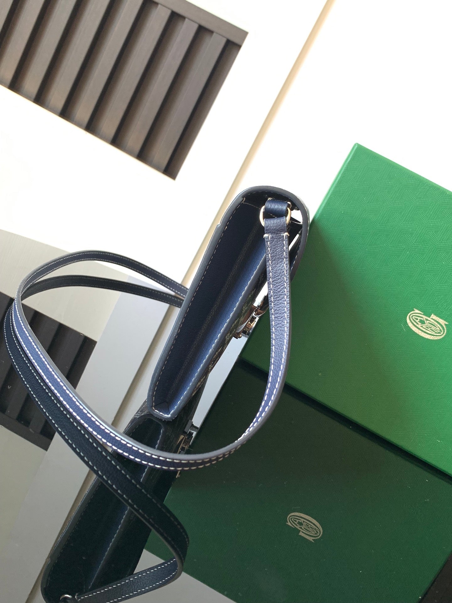 PORTEFEUILLE-POCHETTE CHYPRE 21 EN TOILE GOYARDINE BLEU MARINE ET CUIR DE VEAU