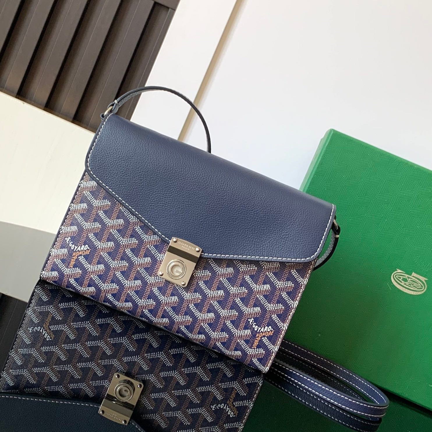 PORTEFEUILLE-POCHETTE CHYPRE 21 EN TOILE GOYARDINE BLEU MARINE ET CUIR DE VEAU