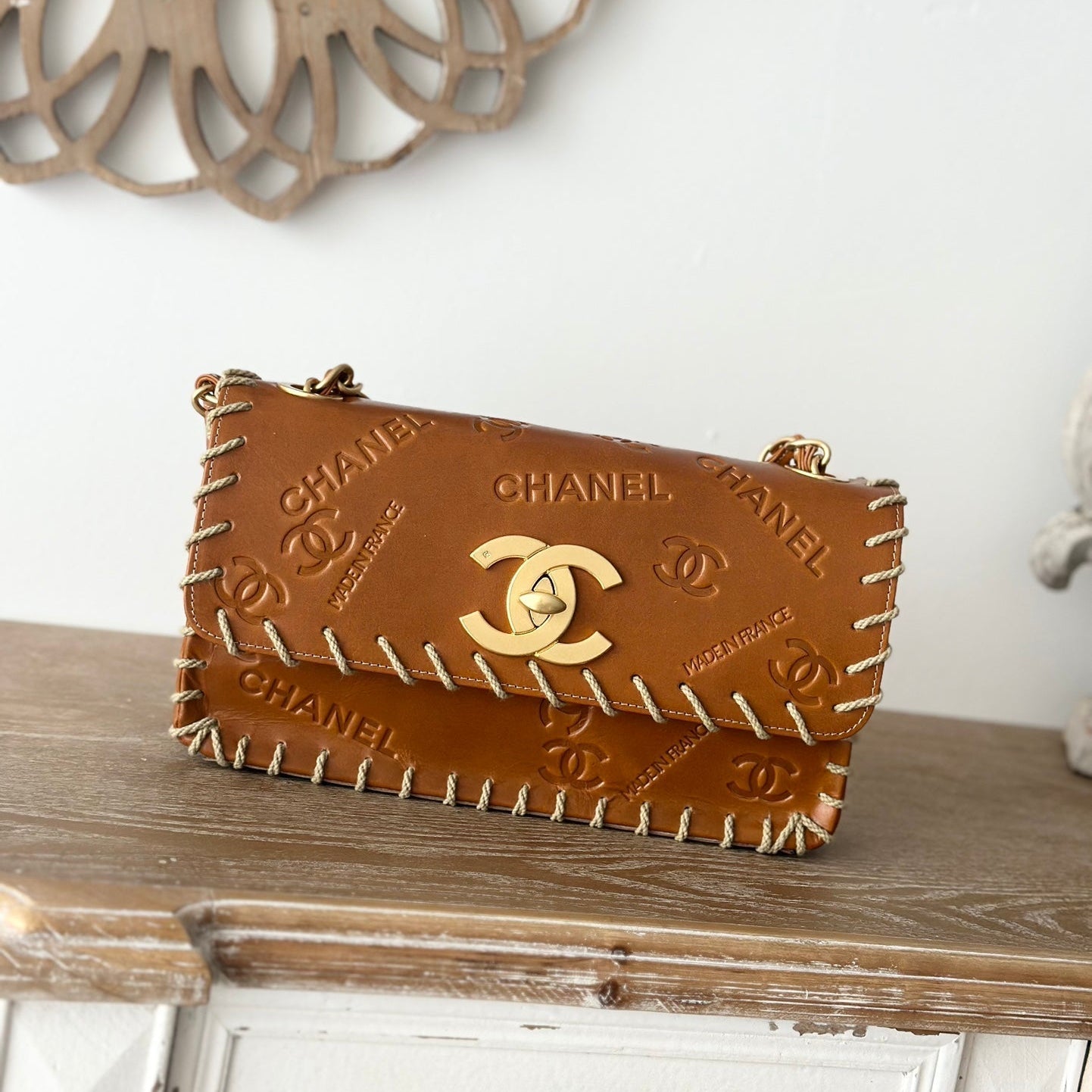 SAC À RABAT MOYEN CC CLASSIQUE 25 CM EN CUIR DE VEAU MARRON
