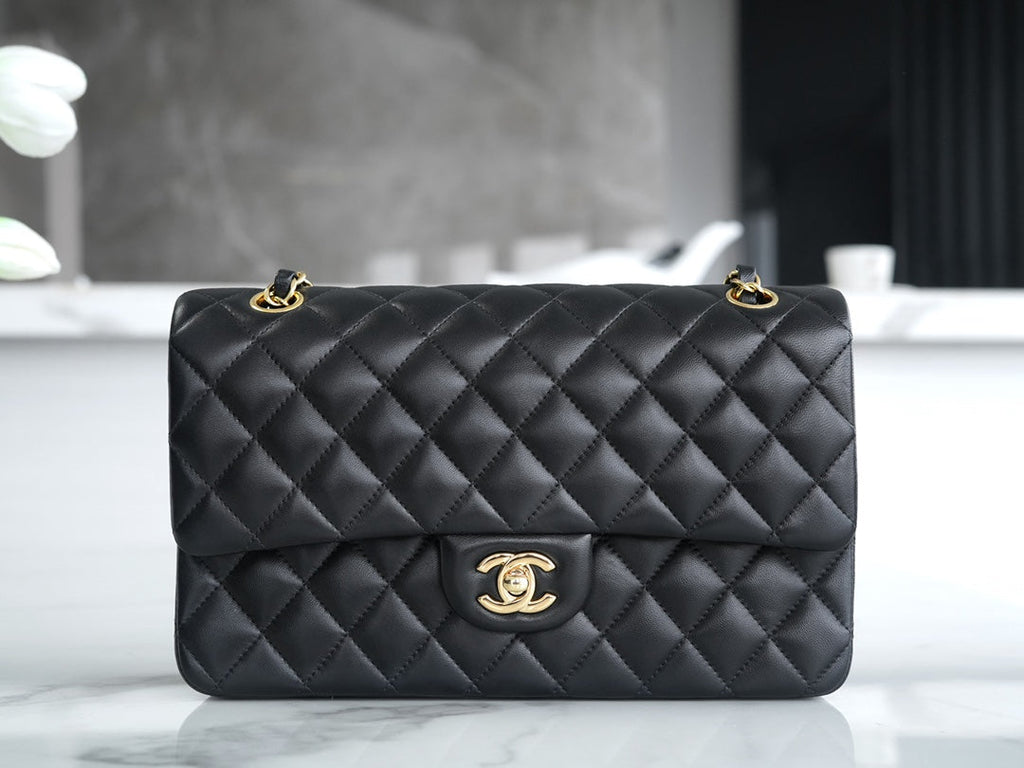 CLASSIC FLAP 25 CUIR D'AGNEAU NOIR QUINCAILLERIE OR CLAIR 