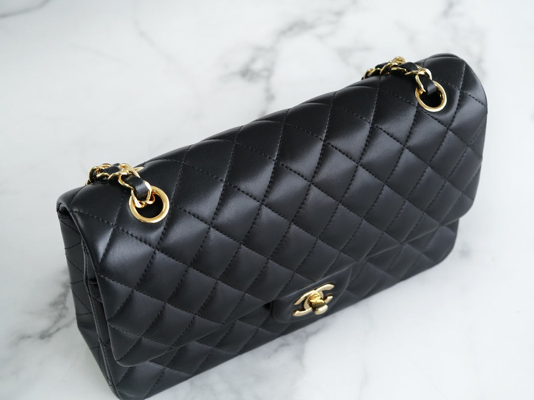 CLASSIC FLAP 25 CUIR D'AGNEAU NOIR QUINCAILLERIE OR CLAIR 