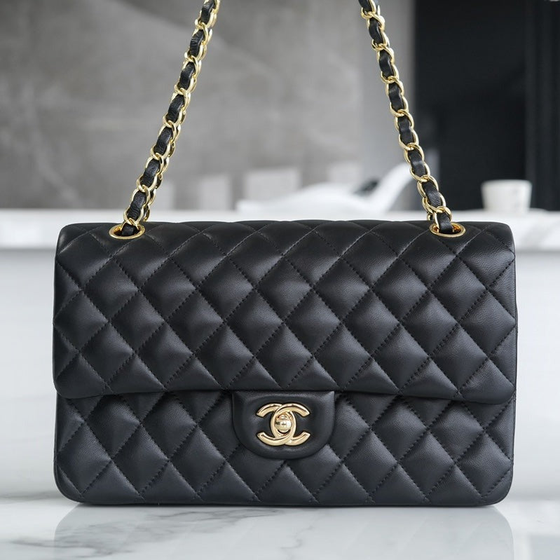 CLASSIC FLAP 25 CUIR D'AGNEAU NOIR QUINCAILLERIE OR CLAIR 