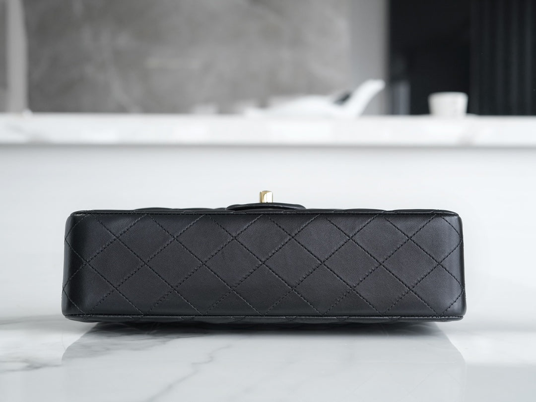 CLASSIC FLAP 25 CUIR D'AGNEAU NOIR QUINCAILLERIE OR CLAIR 