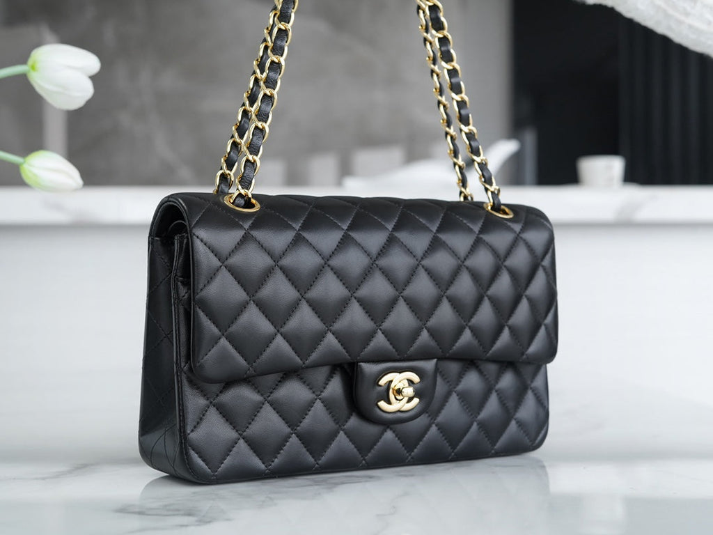 CLASSIC FLAP 25 CUIR D'AGNEAU NOIR QUINCAILLERIE OR CLAIR 