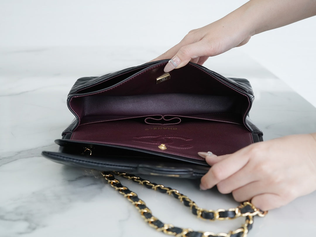 CLASSIC FLAP 25 CUIR D'AGNEAU NOIR QUINCAILLERIE OR CLAIR 
