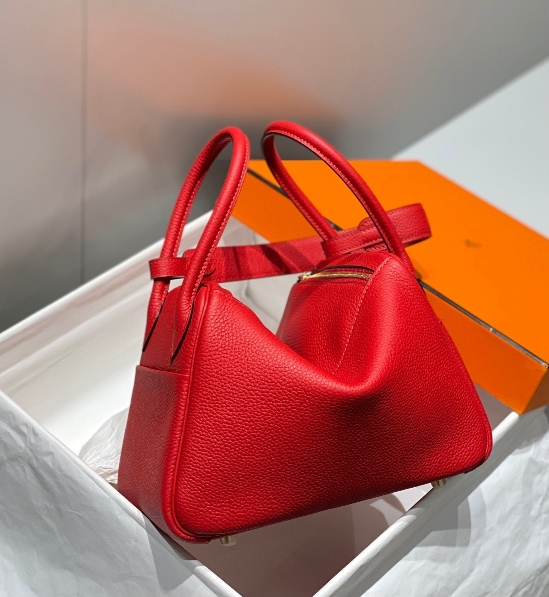 SAC HM LINDY 26 CUIR TAURILLON CLEMENCE ROUGE