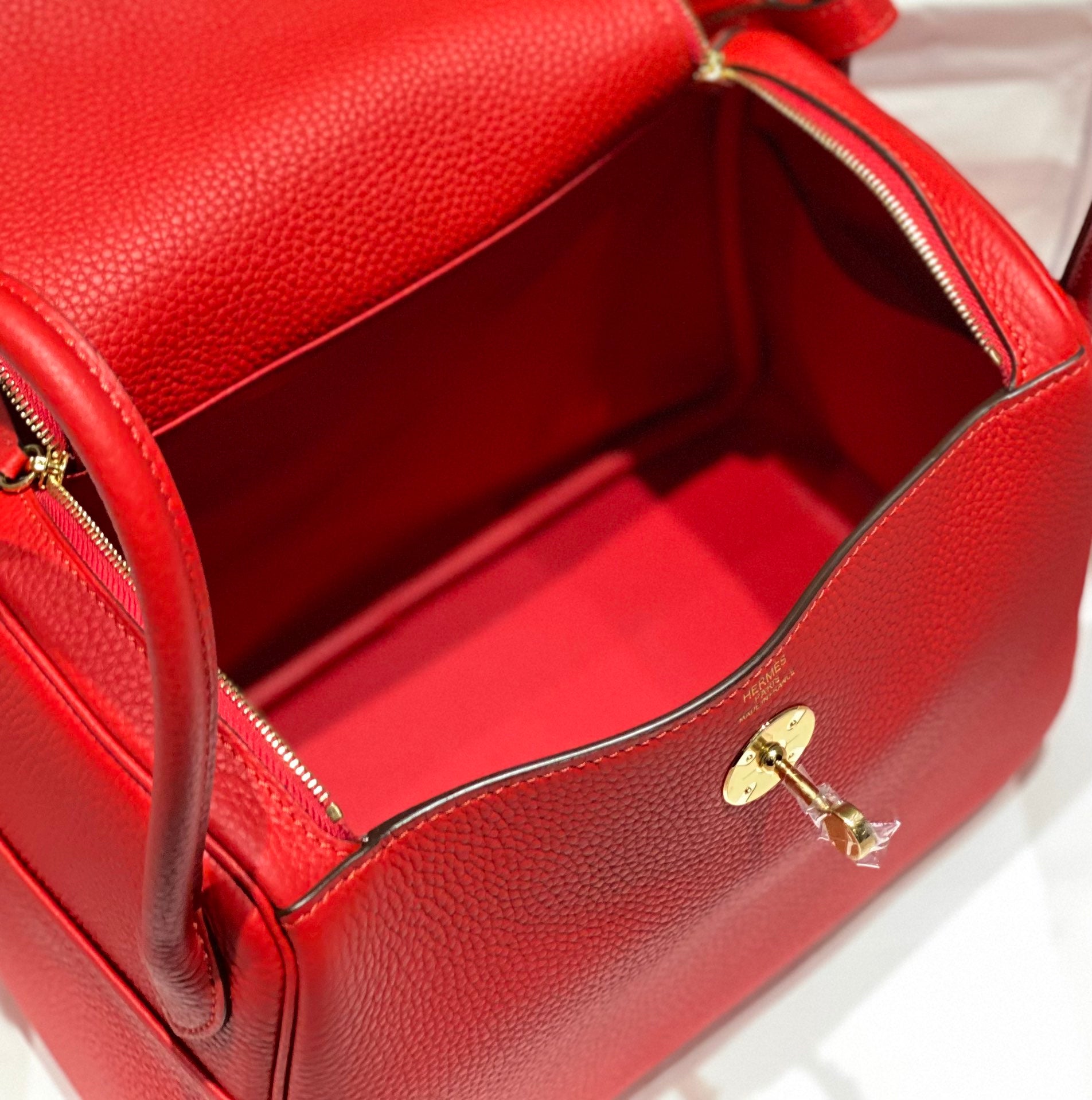 SAC HM LINDY 26 CUIR TAURILLON CLEMENCE ROUGE