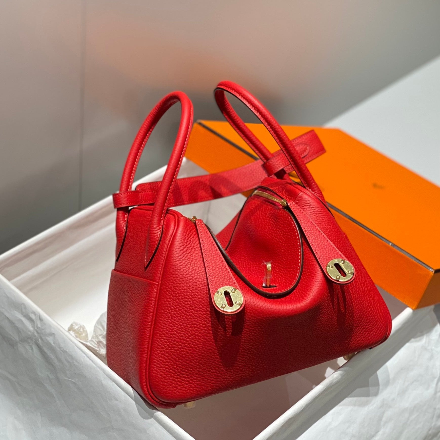 SAC HM LINDY 26 CUIR TAURILLON CLEMENCE ROUGE