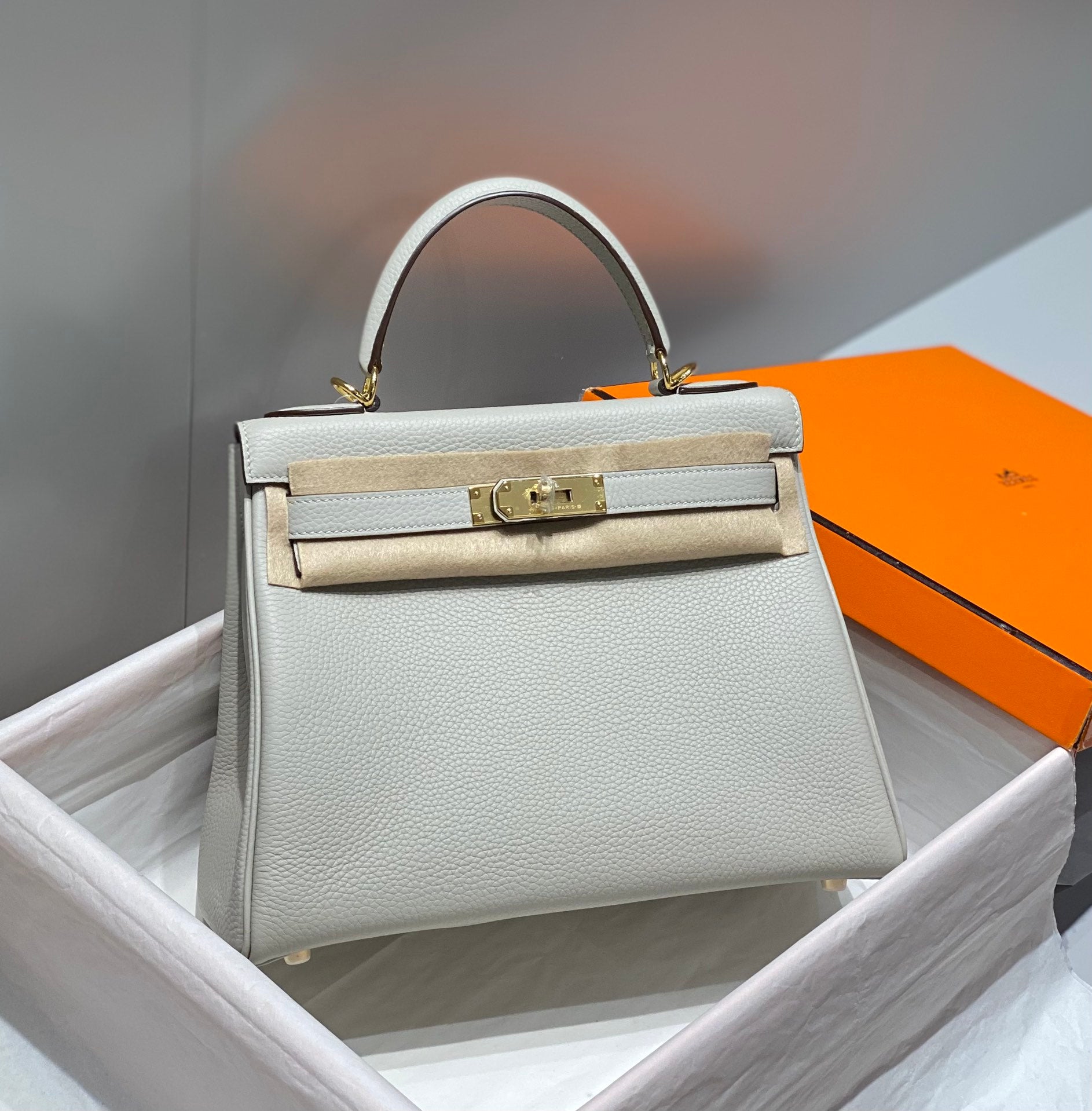 HM ケリー 28cm ライトグレー トーゴ ゴールド金具