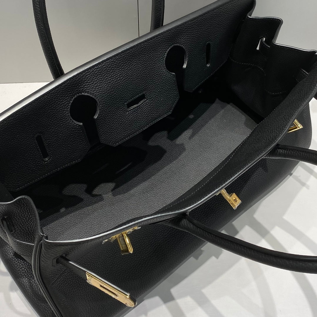 SAC À BANDOULIÈRE HM BIRKIN 42 EN CUIR DE VACHE NOIR AVEC ACCESSOIRES DORÉS 237640