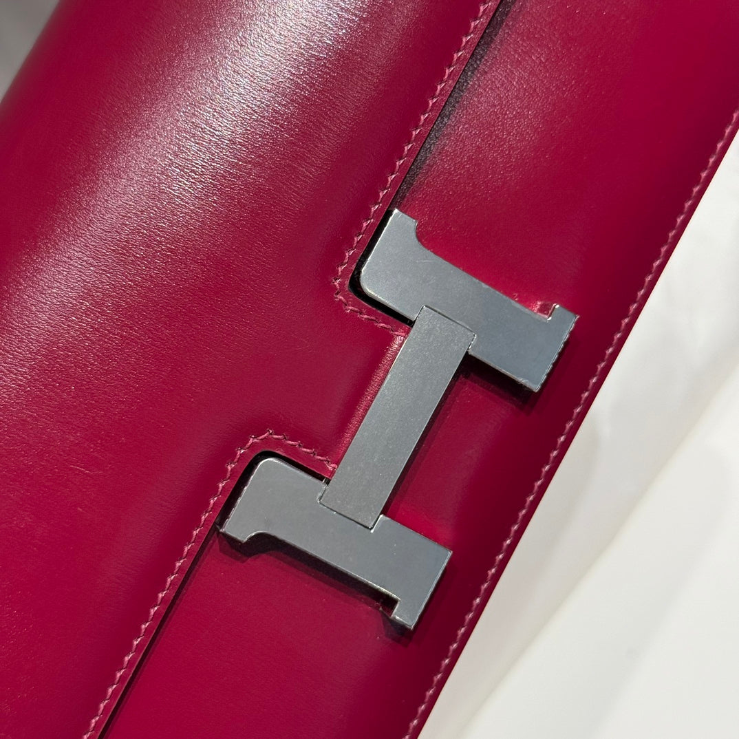 SAC HM CONSTANCE ELAN 24 CM EN CUIR DE VEAU BOX BORDEAUX, ACCESSOIRES ARGENTÉS