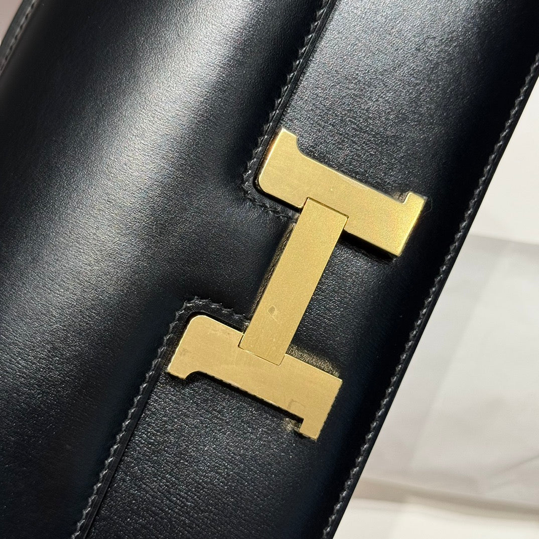SAC HM CONSTANCE ELAN 24 CM EN CUIR DE VEAU BOX NOIR ET ACCESSOIRES DORÉS