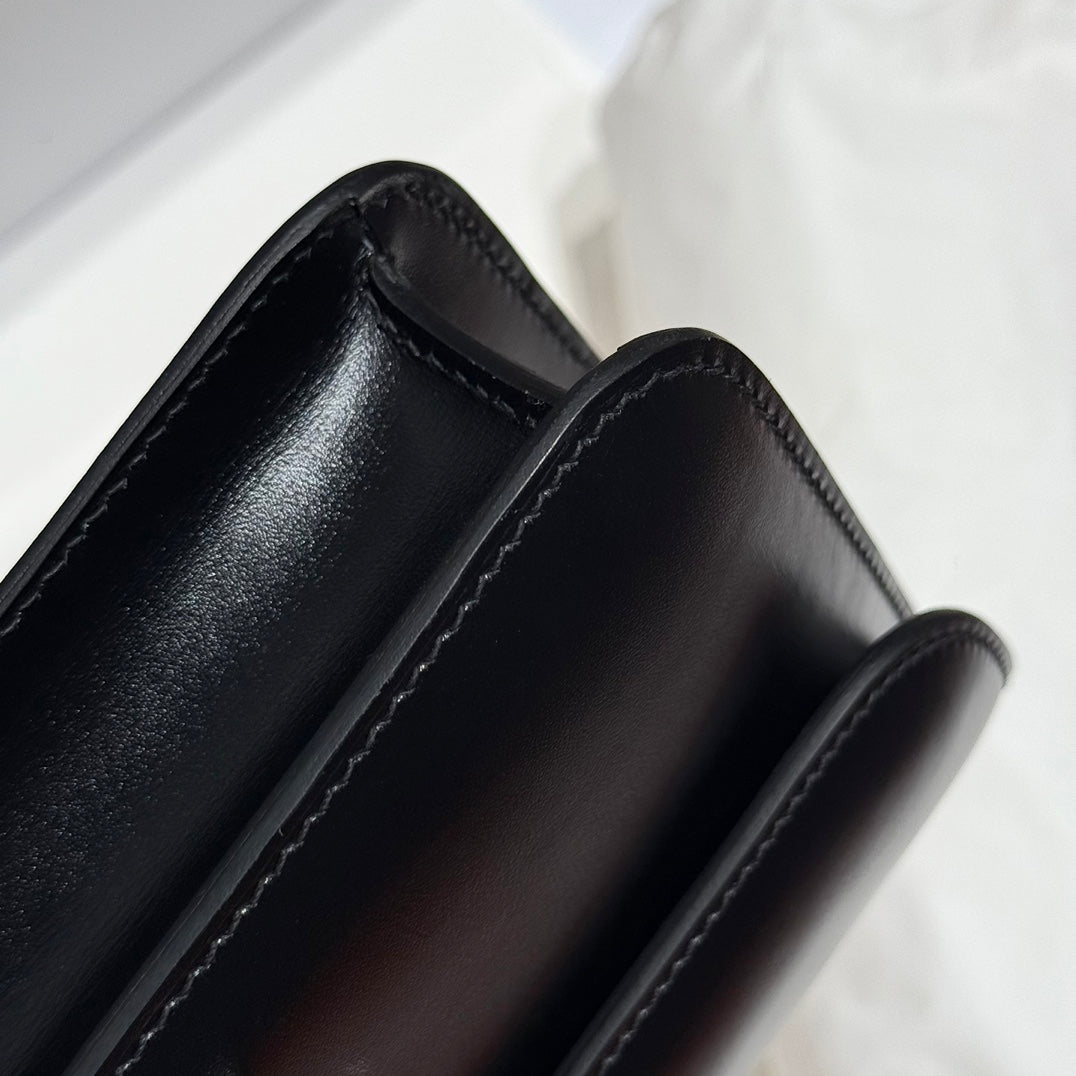 SAC HM CONSTANCE ELAN 24 CM EN CUIR DE VEAU BOX NOIR ET ACCESSOIRES ARGENTÉS