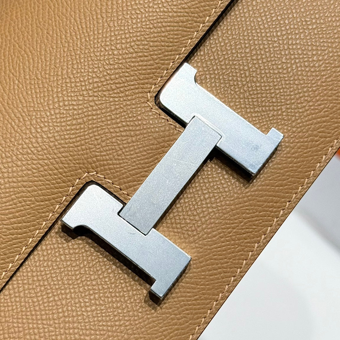 SAC HM CONSTANCE ELAN 24 CM EN CUIR EPSOM MARRON ET QUINCAILLERIE ARGENTÉE