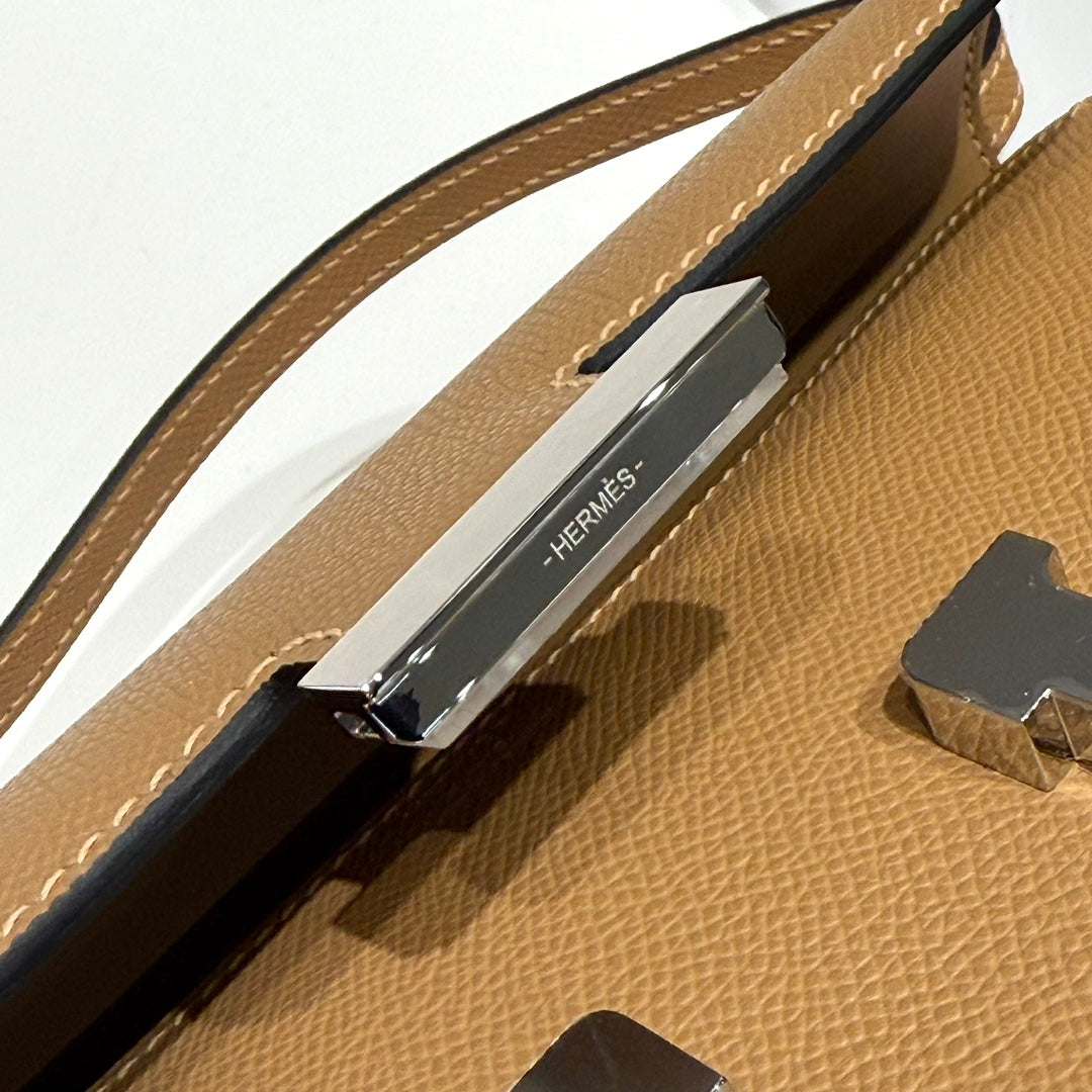 SAC HM CONSTANCE ELAN 24 CM EN CUIR EPSOM MARRON ET QUINCAILLERIE ARGENTÉE