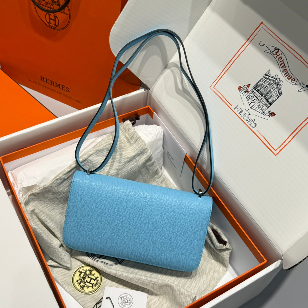 SAC HM CONSTANCE ELAN 24 CM EN CUIR EPSOM BLEU NUAGE ET ACCESSOIRES ARGENTÉS