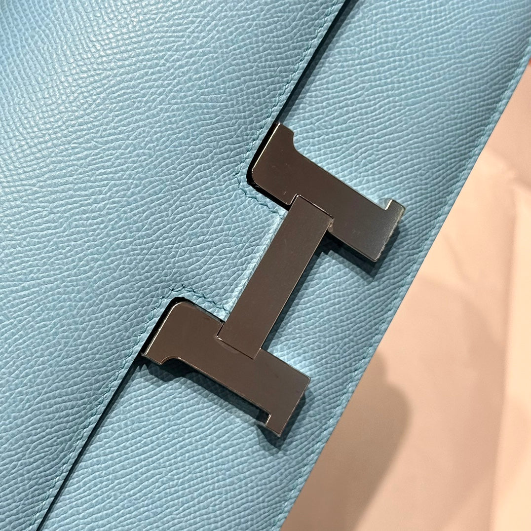 SAC HM CONSTANCE ELAN 24 CM EN CUIR EPSOM BLEU NUAGE ET ACCESSOIRES ARGENTÉS