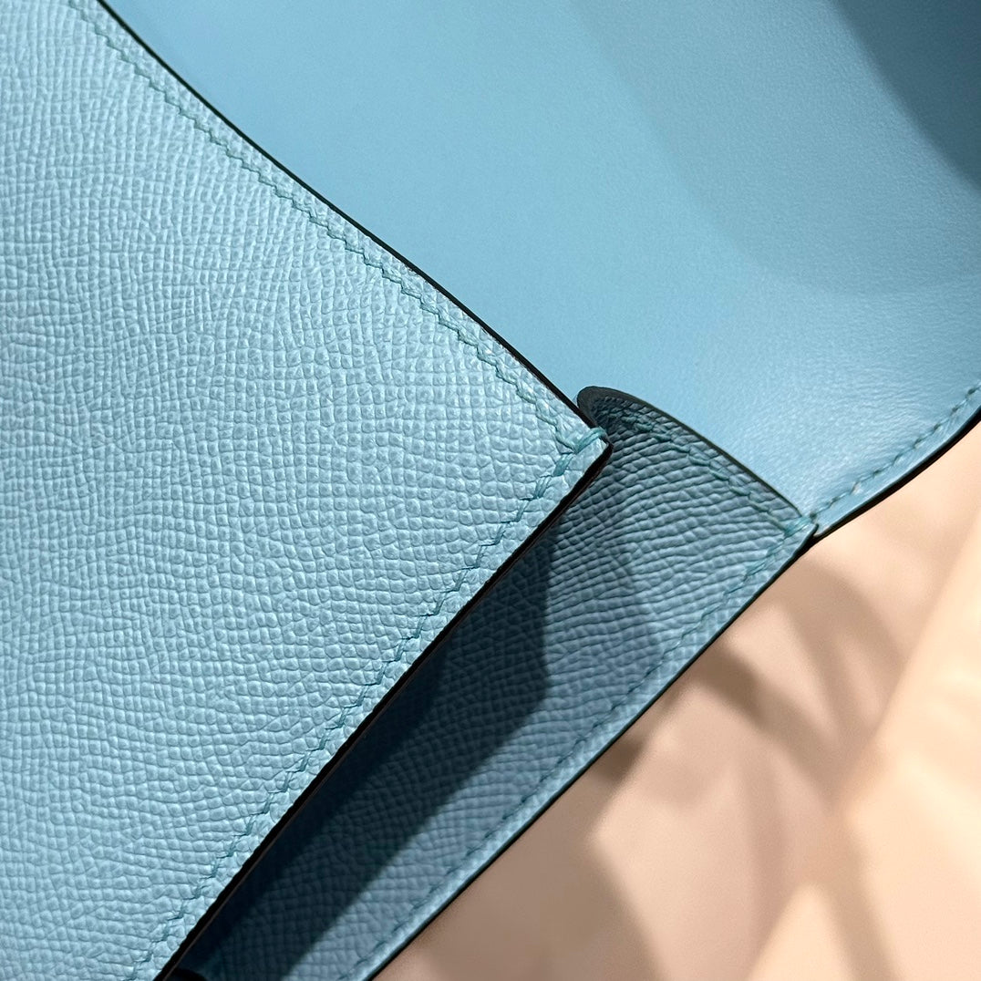 SAC HM CONSTANCE ELAN 24 CM EN CUIR EPSOM BLEU NUAGE ET ACCESSOIRES ARGENTÉS