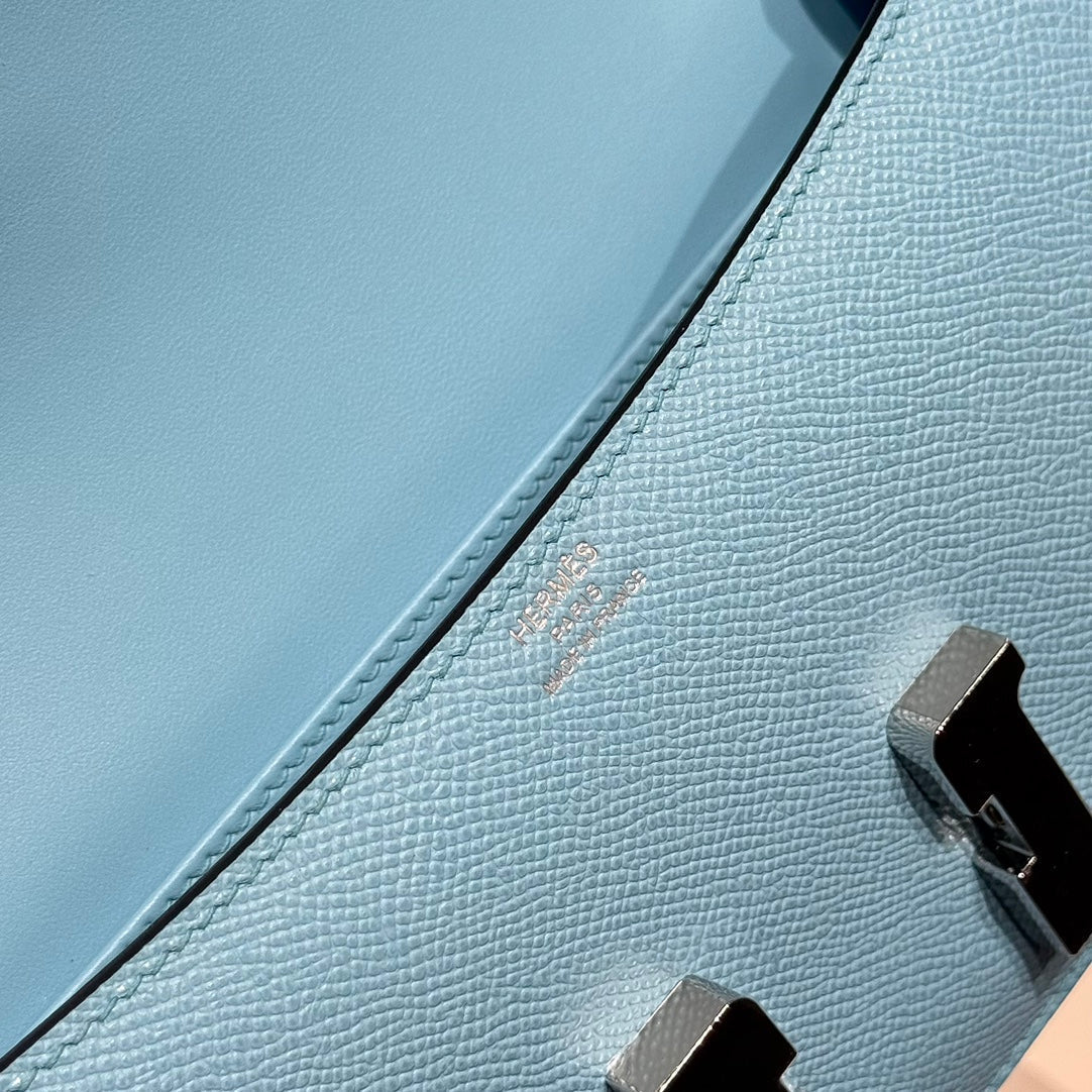 SAC HM CONSTANCE ELAN 24 CM EN CUIR EPSOM BLEU NUAGE ET ACCESSOIRES ARGENTÉS