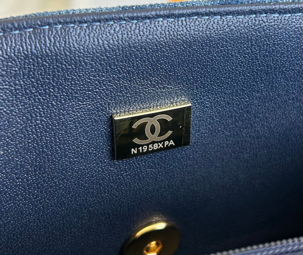 MINI SAC À RABAT 20 EN DENIM BLEU CLASSIQUE QUINCAILLERIE DORÉ 