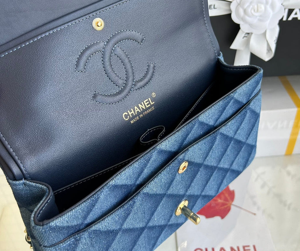 MINI SAC À RABAT 20 EN DENIM BLEU CLASSIQUE QUINCAILLERIE DORÉ 