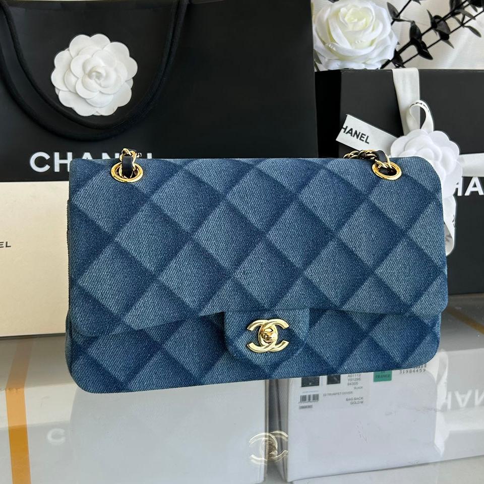 MINI SAC À RABAT 20 EN DENIM BLEU CLASSIQUE QUINCAILLERIE DORÉ 