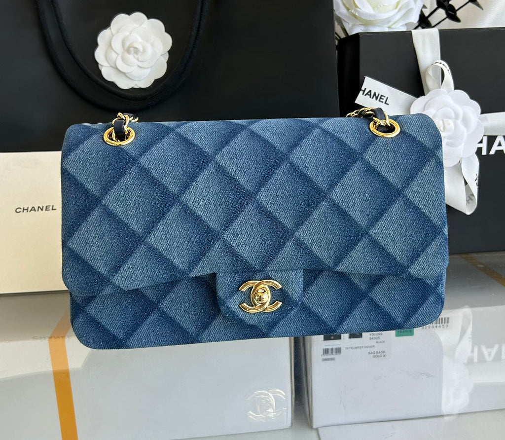 MINI SAC À RABAT 20 EN DENIM BLEU CLASSIQUE QUINCAILLERIE DORÉ 