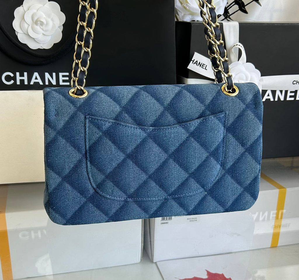 MINI SAC À RABAT 20 EN DENIM BLEU CLASSIQUE QUINCAILLERIE DORÉ 