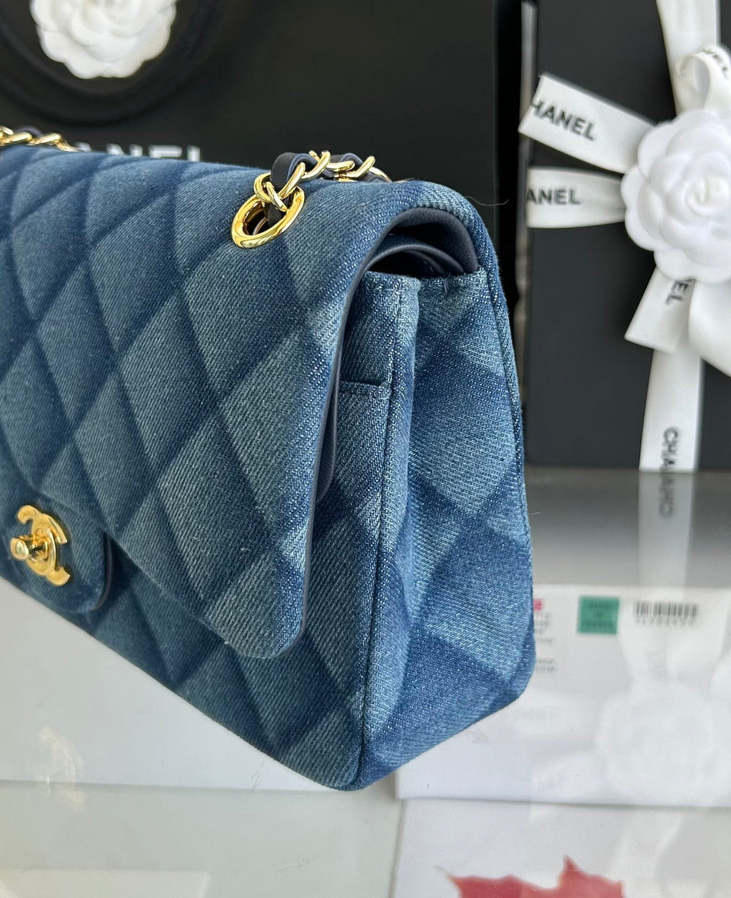MINI SAC À RABAT 20 EN DENIM BLEU CLASSIQUE QUINCAILLERIE DORÉ 