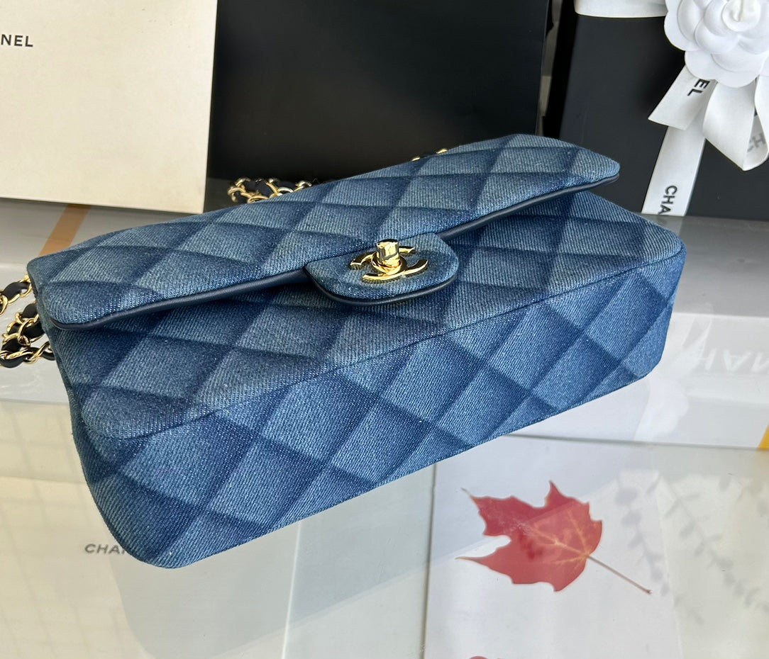 MINI SAC À RABAT 20 EN DENIM BLEU CLASSIQUE QUINCAILLERIE DORÉ 