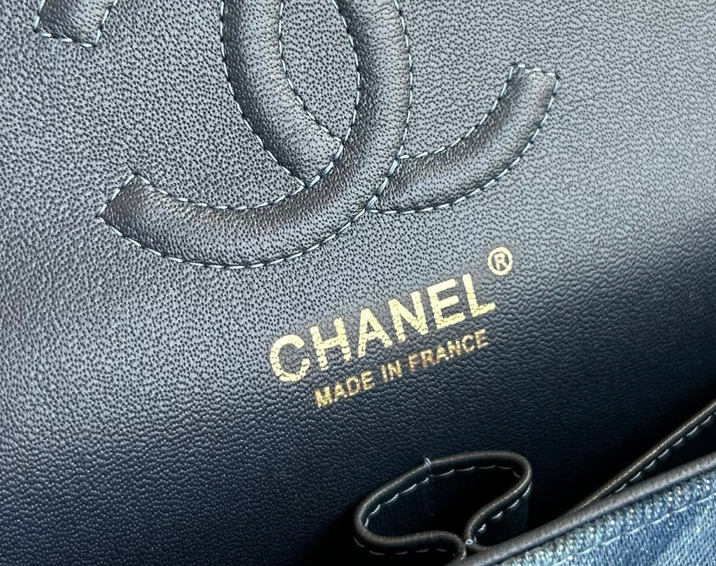 MINI SAC À RABAT 20 EN DENIM BLEU CLASSIQUE QUINCAILLERIE DORÉ 