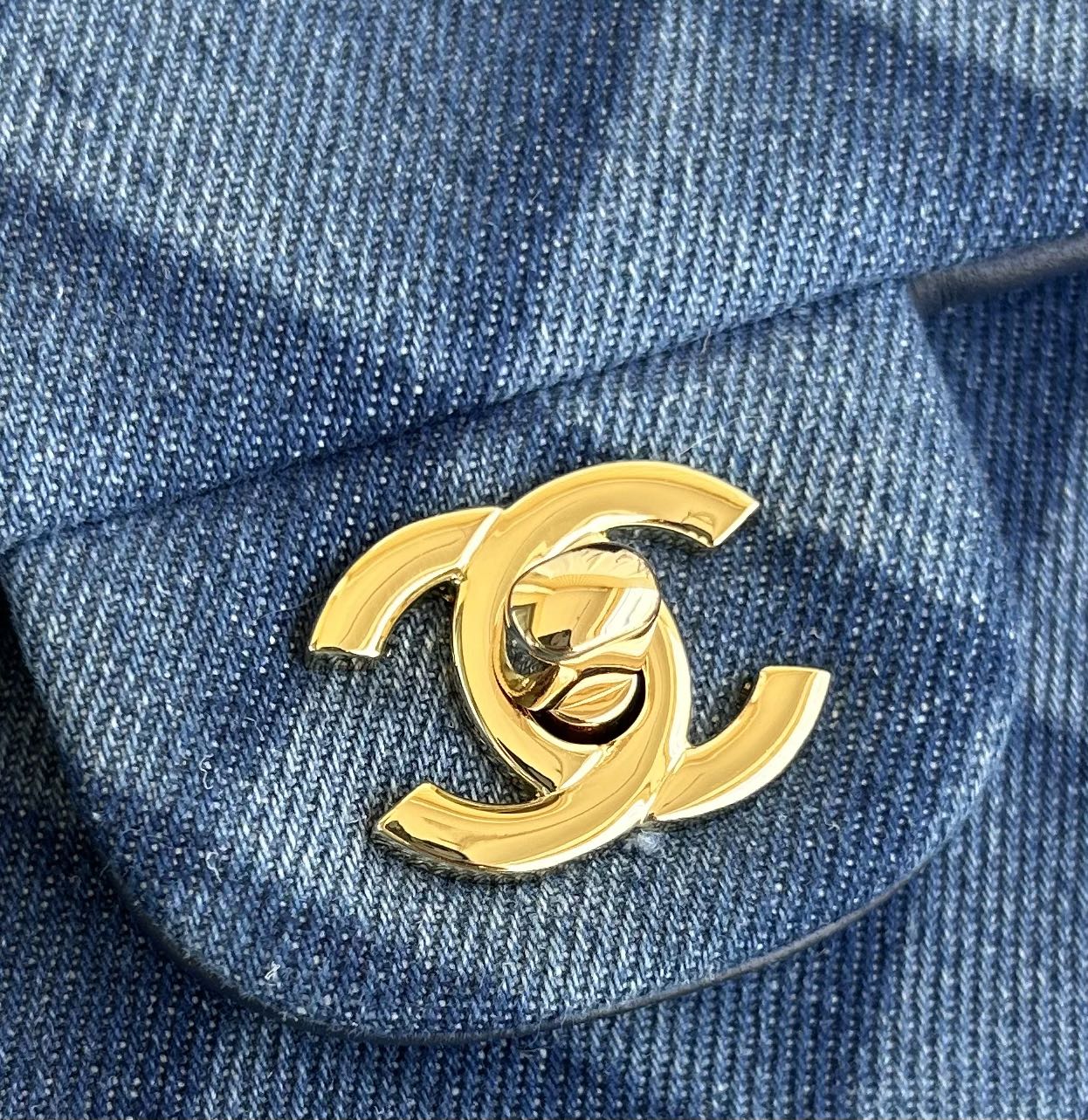 MINI SAC À RABAT 20 EN DENIM BLEU CLASSIQUE QUINCAILLERIE DORÉ 