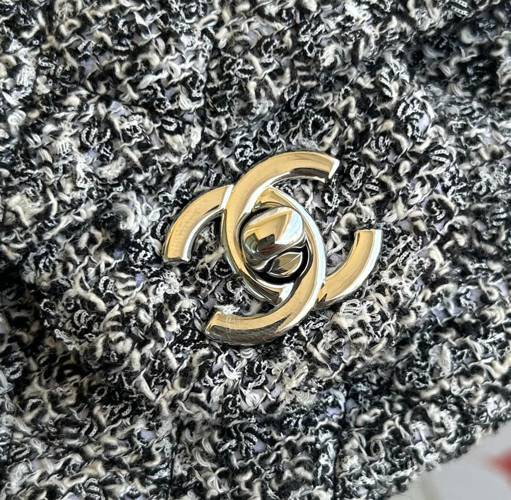 MINI SAC À RABAT 20 EN TWEED GRIS CLAIR QUINCAILLERIE ARGENTÉE 