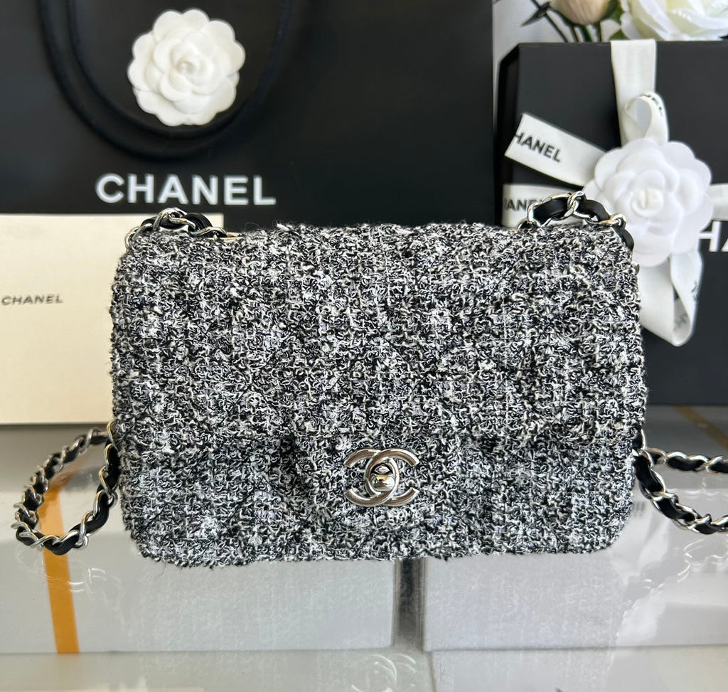 MINI SAC À RABAT 20 EN TWEED GRIS CLAIR QUINCAILLERIE ARGENTÉE 