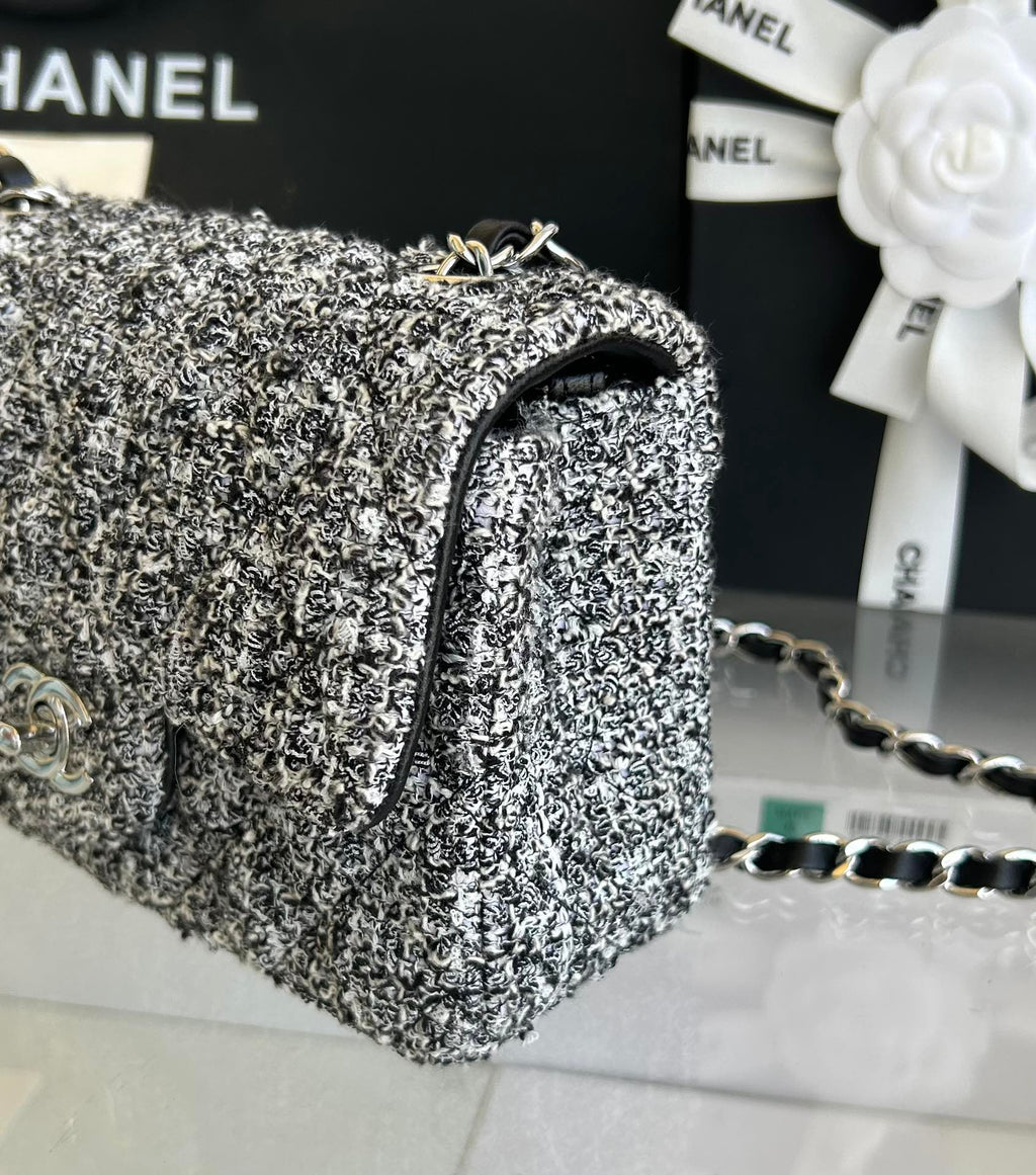 MINI SAC À RABAT 20 EN TWEED GRIS CLAIR QUINCAILLERIE ARGENTÉE 